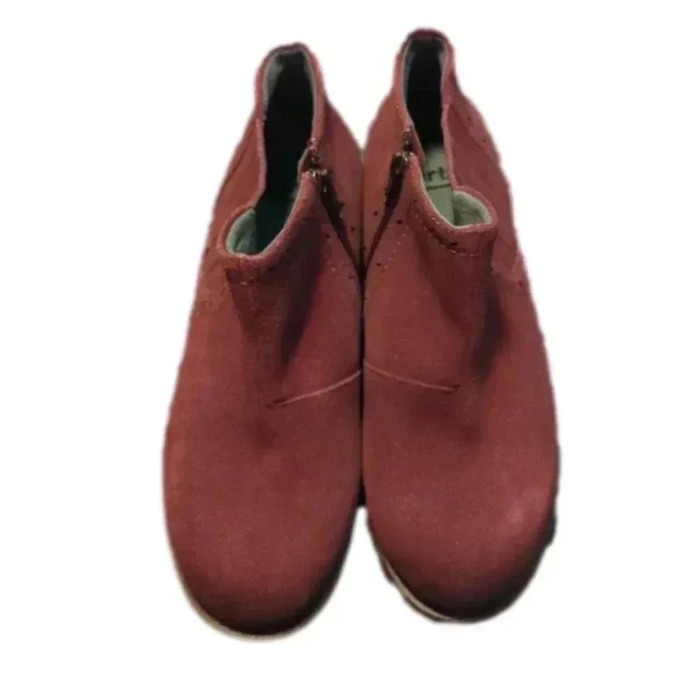 Earth origins leather perforated ankle boots size 7 M